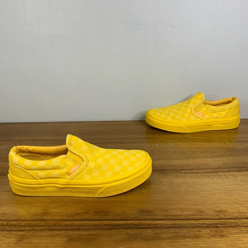 Vans Slip-On Monochrome Yellow Checks Youth Sneaker 
Size 1.5